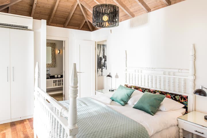 Prvé poschodie: hlavná spálňa 1 s manželskou posteľou King, vlastnou kúpeľňou, vlastným balkónom a úchvatným výhľadom na more