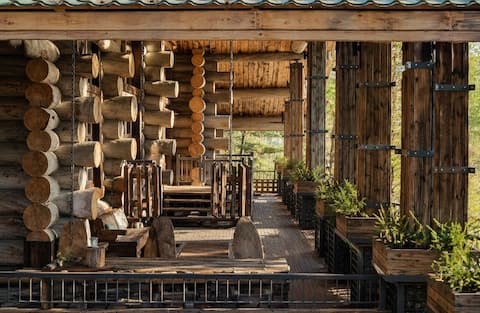 Atmospheric log cabin by the water