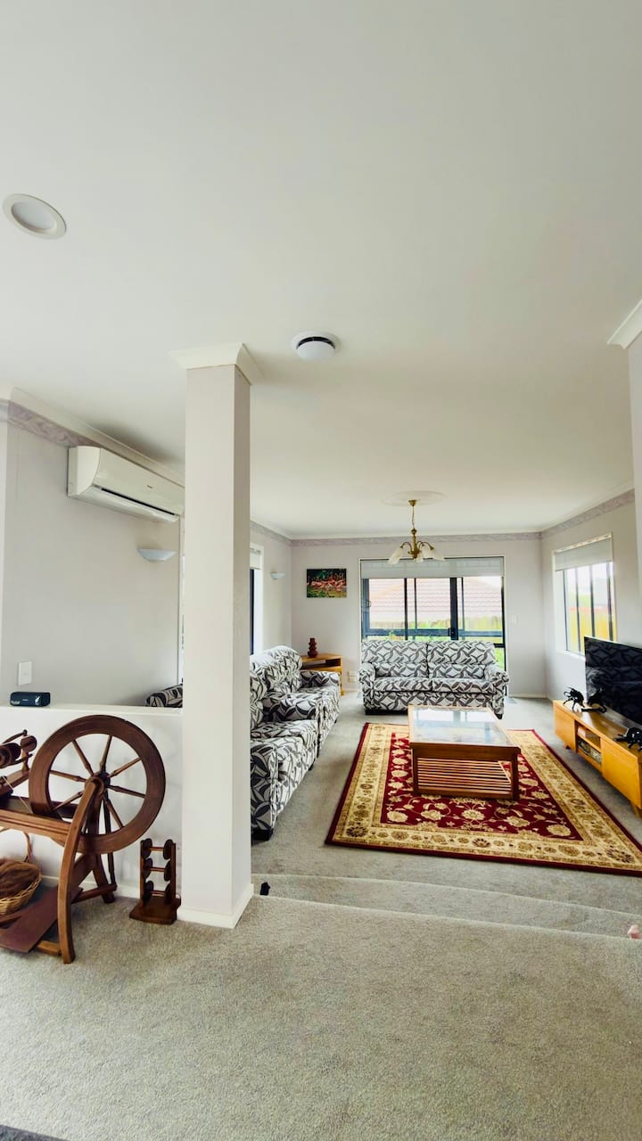 Spacious Three Bedroom Family Home Near Airport - Auckland