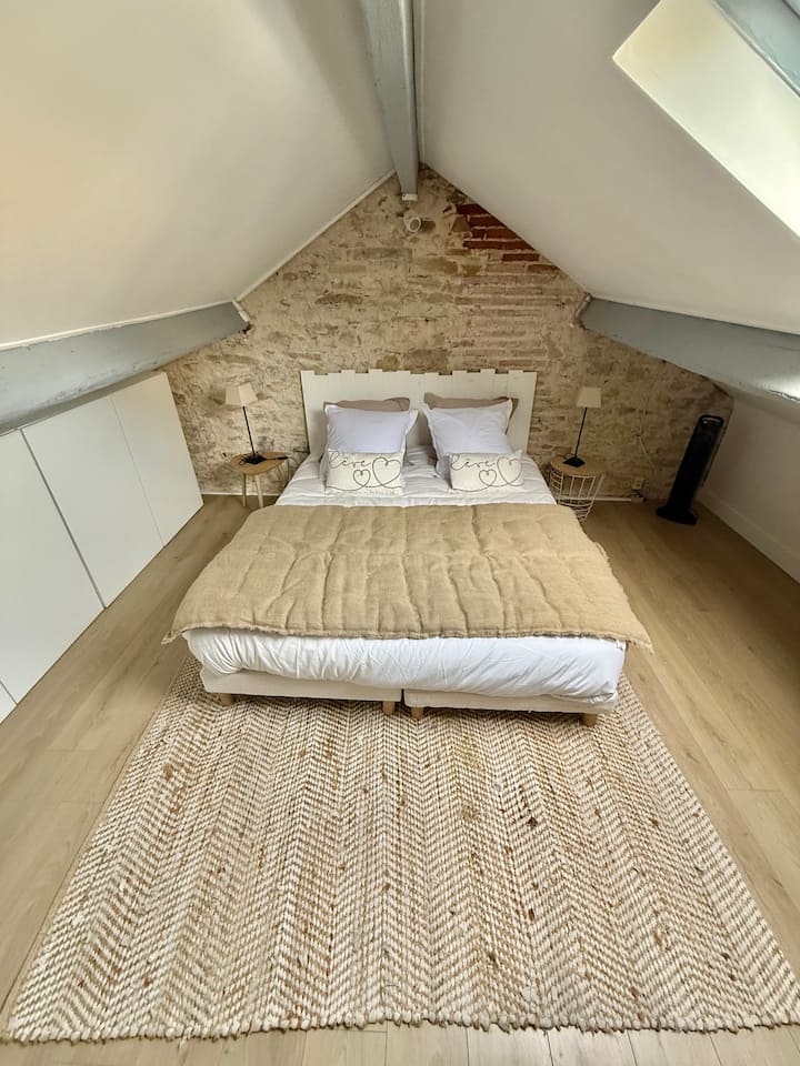 Dhomë për të rritur me krevat 160 cm dhe shumë hapësirë për ruajtje.