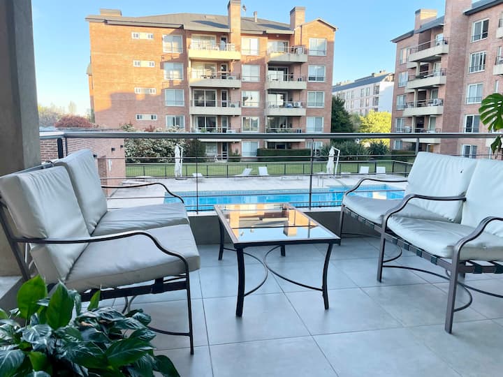 Квартира с 1 спальней в Victoria с бассейном