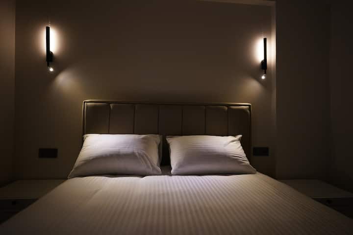 Çift kişilik 150x200 cm Bambu lifleri ve Tencel® sertifikalı kumaş paket yaylı yatak, yastıklar ve yorgan. 4 kapaklı giysi dolabı ve askılıklar. Endirek aydınlatma ve okuma lambası ile duvar aplikleri. Aynalı şifonyer ve komidin takımı. Klima.