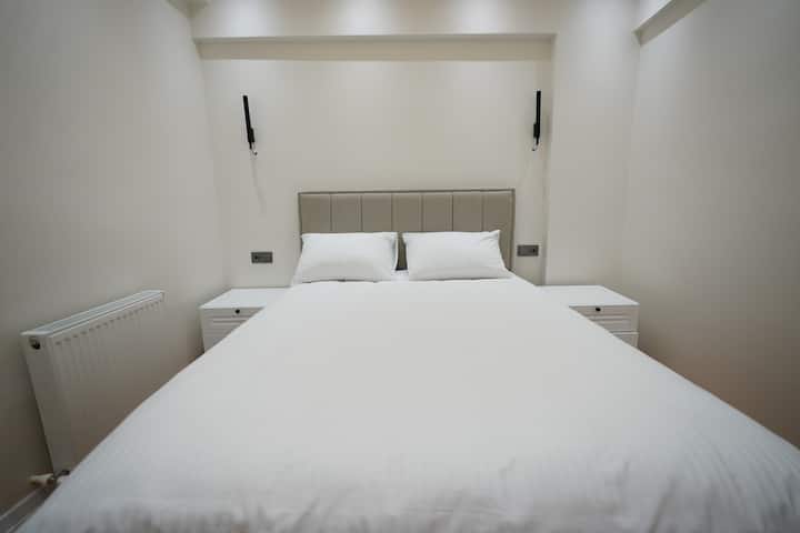 Çift kişilik 150x200 cm Bambu lifleri ve Tencel® sertifikalı kumaş paket yaylı yatak, yastıklar ve yorgan. 4 kapaklı giysi dolabı ve askılıklar. Endirek aydınlatma ve okuma lambası ile duvar aplikleri. Aynalı şifonyer ve komidin takımı. Klima.