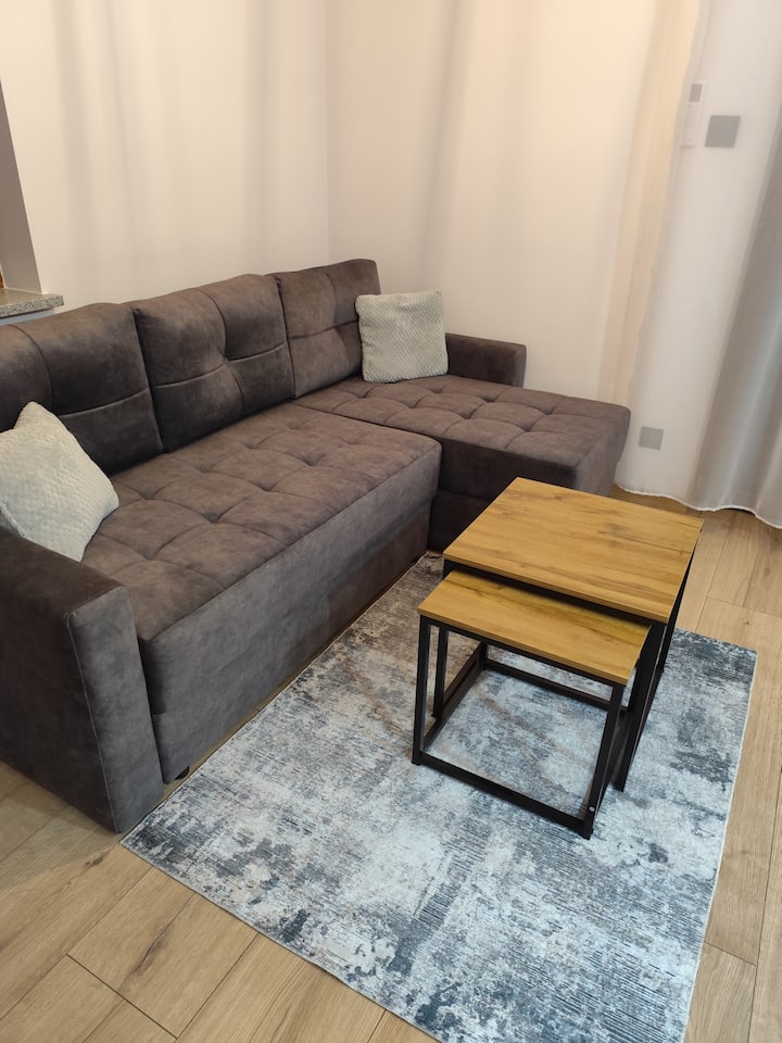 Počas dňa je obývacia izba voľnočasovou zónou a v noci môže byť po rozložení rohovej pohovky spálňou. 