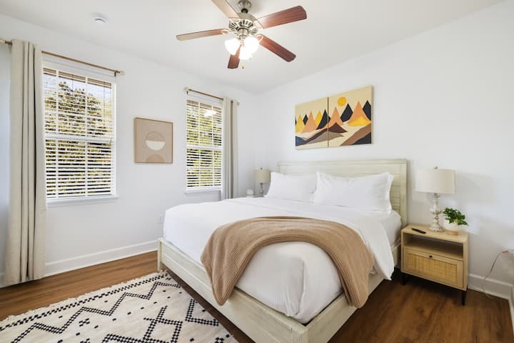 El segundo dormitorio también tiene una cama tamaño king y un baño completo adjunto con bañera/ducha. También tiene un televisor HD de 32 pulgadas y un vestidor. Ofrece una vista de la parte delantera del condominio. 