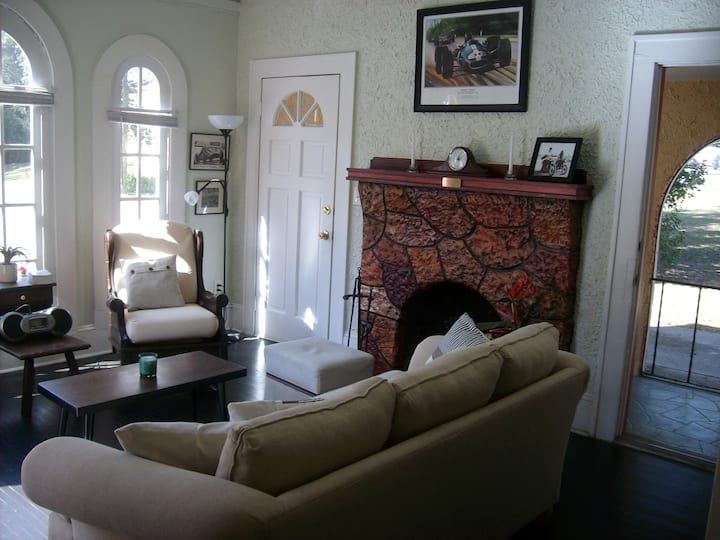 Quaint Home Near Downtown Deland - DeLand, FL
