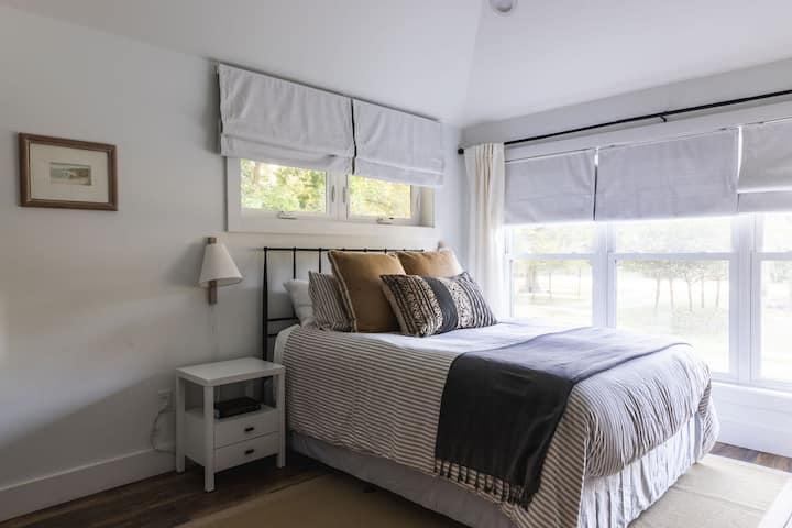 Chumba Kikuu cha Kulala kina kitanda cha Malkia na bafu la ndani.