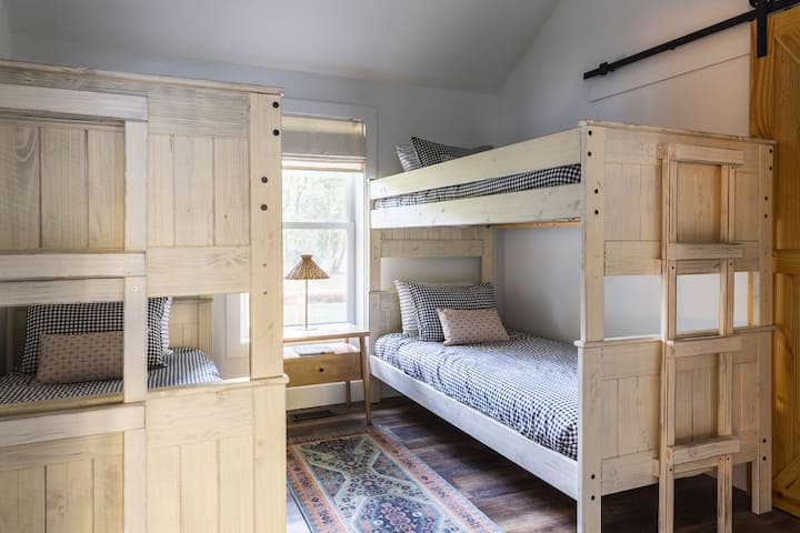 Chumba cha Vitanda! Vitanda 4 vya mapacha XL (seti mbili za vitanda) - bora kwa watu wazima au wageni warefu. Wana nafasi kubwa, ni maridadi na ni bora kwa marafiki au familia kupumzika baada ya siku ufukweni.