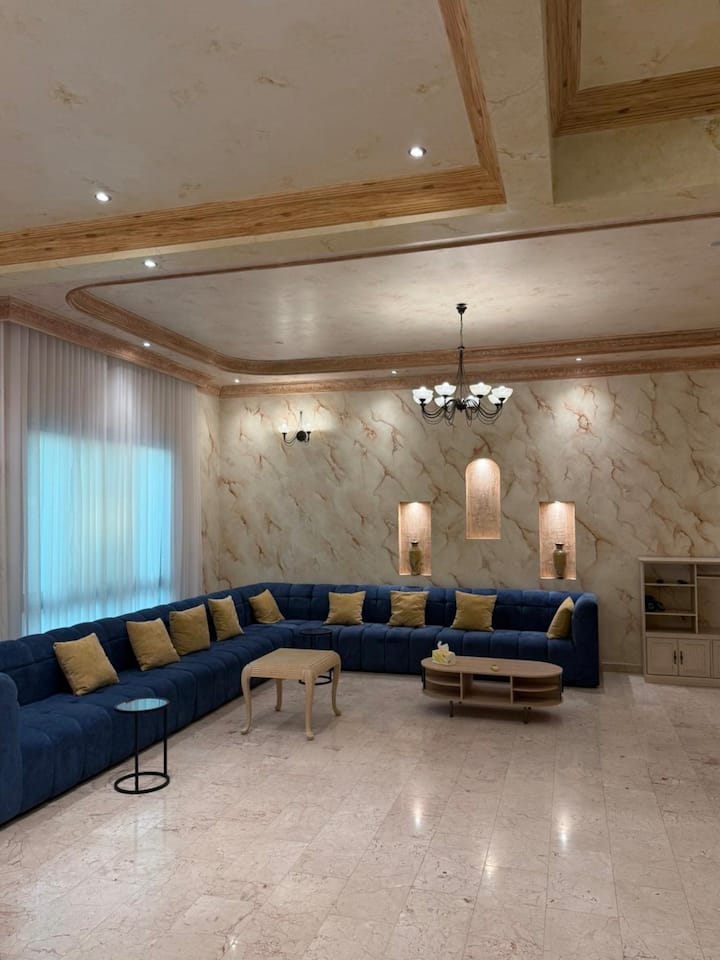 Villa Luxe 2: Spacious 5-bedroom Haven - 바레인