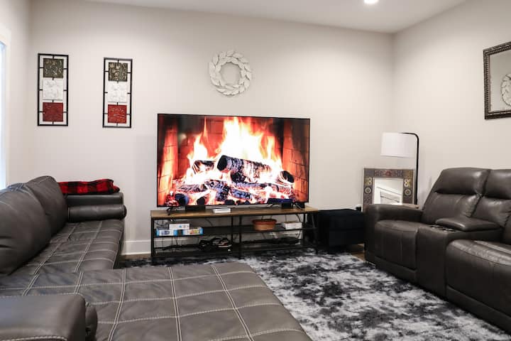 Brand-new Modern Lodge W/ Firepit & Fenced Yard - 개스토니아