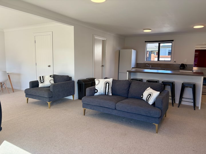 Relaxing & Spacious Entire Home With Mountain View - Te Anau
