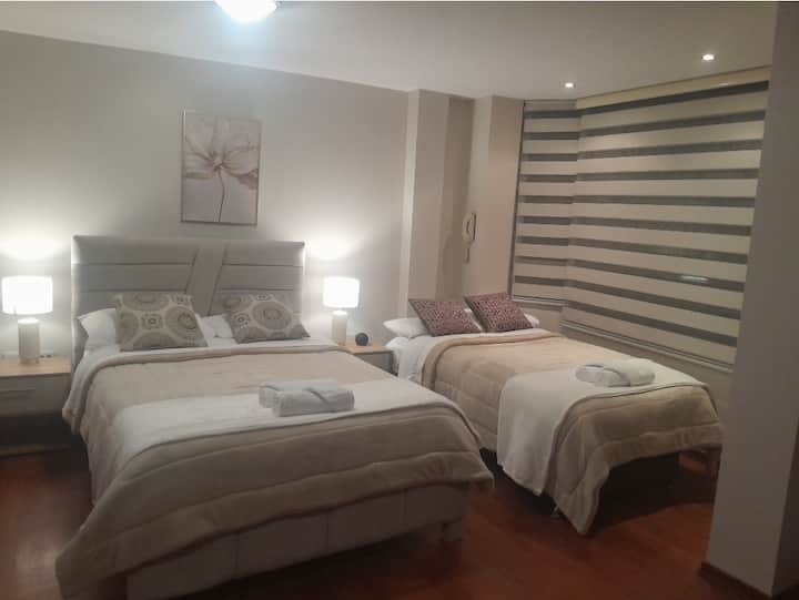 Priestranná, útulná a moderná izba s kúpeľňou pre vaše pohodlie.