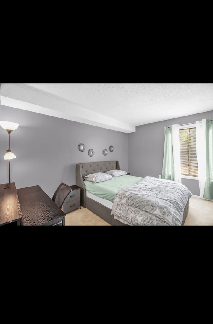 غرفة نوم ثالثة مريحة مع ديكور أنيق وأسرّة مريحة لنوم ليلي مريح. يحتوي على سرير بحجم كبير ومكتب كمبيوتر.