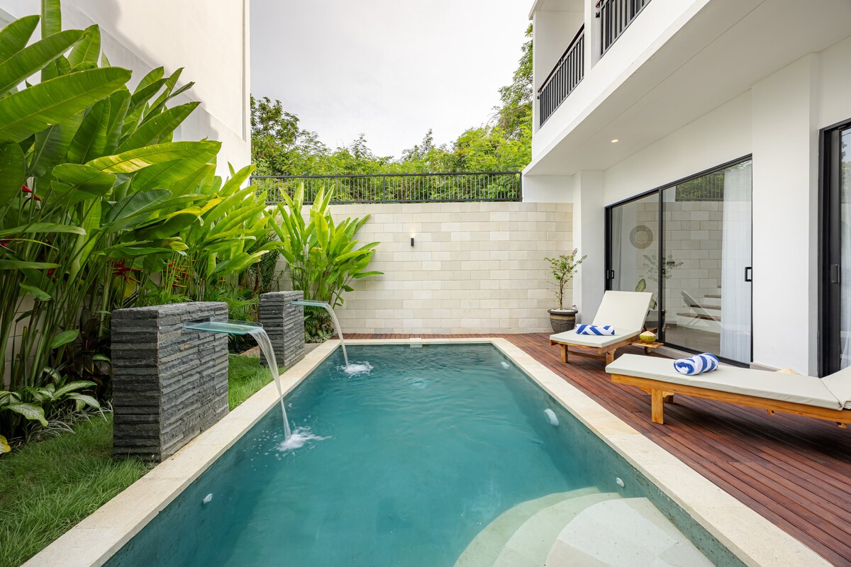 Villa in Nusa Dua · ★3.67 · 3 bedrooms · 4 beds · 3.5 private baths รายการ Airbnb เปรียบเทียบ