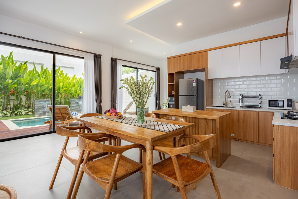 Home in Nusa Dua · 1 bedroom · 1 bed · 1.5 baths, Airbnb karşılaştırması