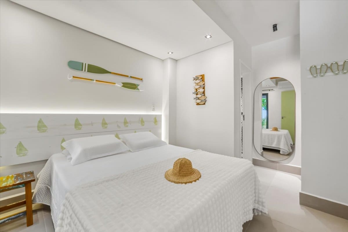 Queen size bed ️ and air conditioning ❄️. Suite located on the ground floor.