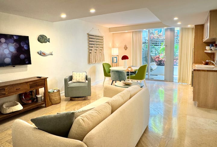 Beachfront + Private Patio – Casa Fifi Ocean - サウス・ビーチ, FL