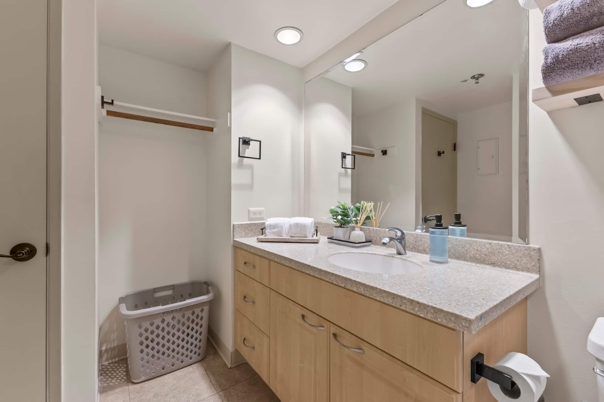 16FL-Beautiful Waikiki 1BR w/ Parking Near Beach~ - Image 33