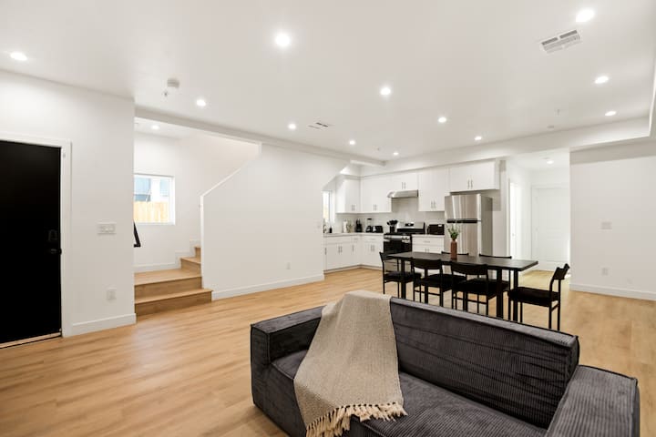 New 7br 7ba Near Crypto, Convention Center - Los Angeles, CA