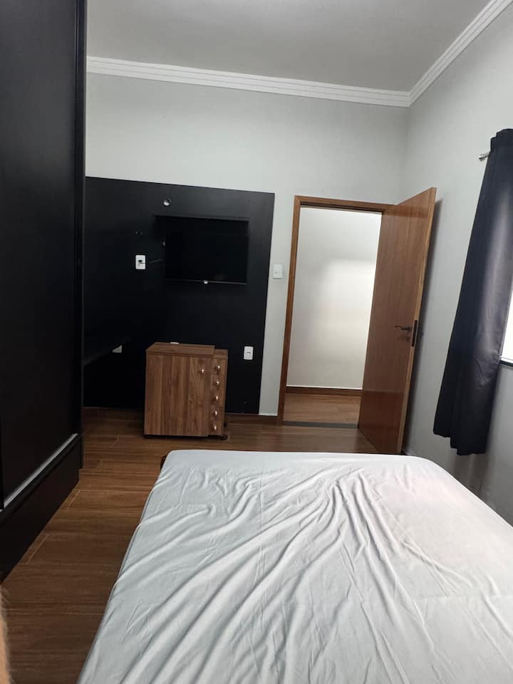 Televisor de 32 pulgadas, aire acondicionado 