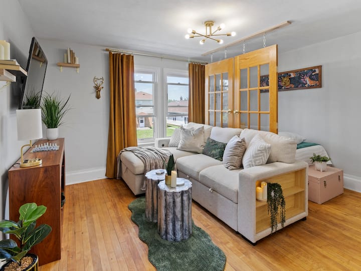 Entire Duplex Home, King Bed, Hidden Room, Parking - Wauwatosa, WI