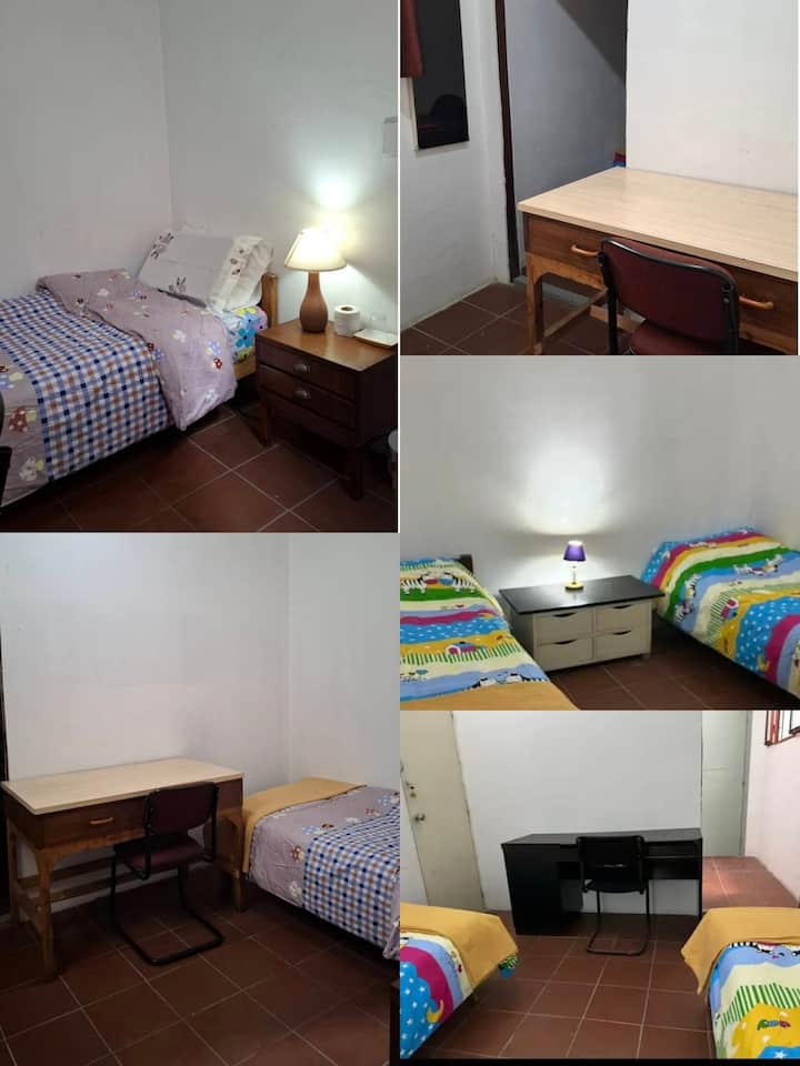 Questa è una stanza per tre persone.Ci sono tre letti singoli, ma sono in due spazi diversi.Ci sono due letti in un unico spazio.C'è un letto nell'altro spazio.Ci sono due porte di accesso.Ogni spazio ha una porta.È possibile utilizzare anche una sola porta, perché c'è un passaggio da uno spazio all'altro