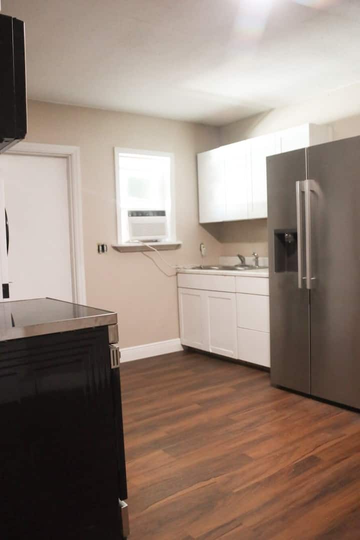 Free Shuttle To Stadium, Comfy Cozy Beds, Big Tvs - Jacksonville, FL