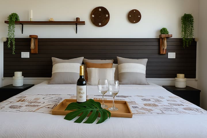 O quarto principal dispõe de uma cama queen size, ar condicionado e vistas espetaculares para o mar para uma estadia confortável e relaxante.