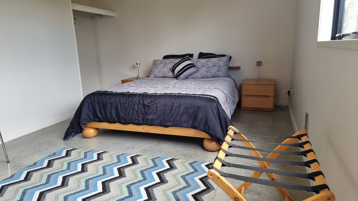 Светло чист пријателски простор свртен кон север со поглед кон градината