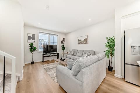 Popular Airbnb listing: Townhouse in SE Calgary - AC/Garage/BBQ in Rangeview