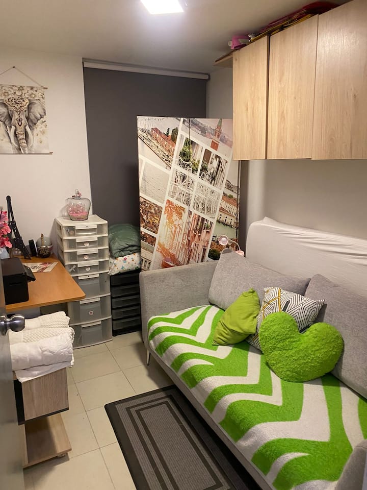 Chumba hiki cha kulala kina sofa 1 ya mtu mmoja na dawati 1