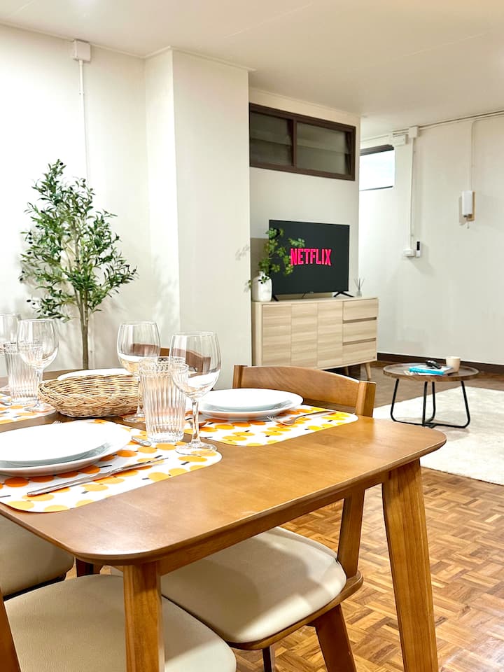 75sqm | Mid-Century Walk-Up | Balcony | Parking - Apartments for