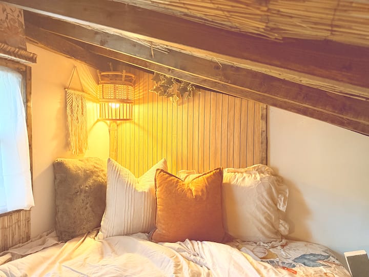 Duerme bajo los robles susurrantes en el loft de la casa del árbol y despierta con el suave resplandor de la luz de la mañana que se filtra a través de los árboles.