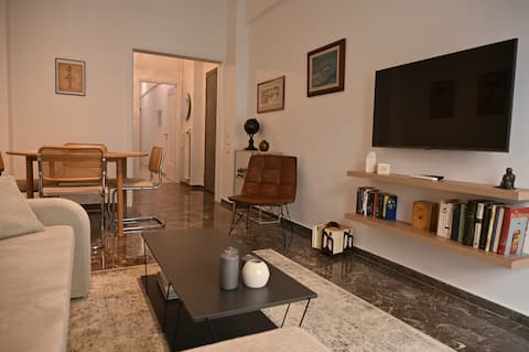 Popular Airbnb listing: Zoodochou Pigis – An Elegant City Retreat in ΛΟΦΟΣ ΣΤΡΕΦΗ