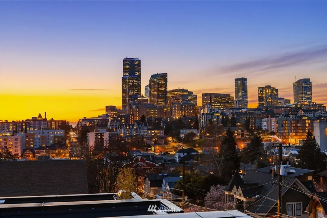 Cozy townhome in central location, rooftop views!