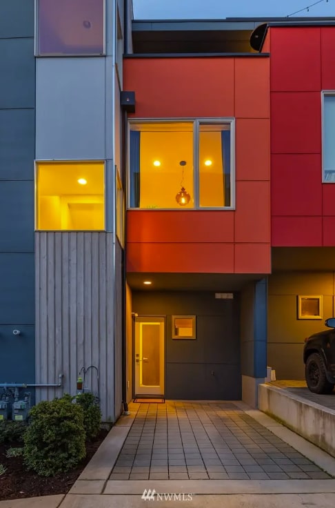Cozy townhome in central location, rooftop views!