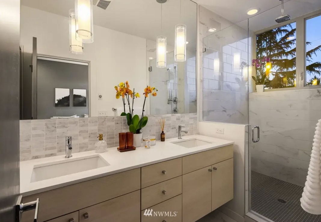 Cozy townhome in central location, rooftop views!