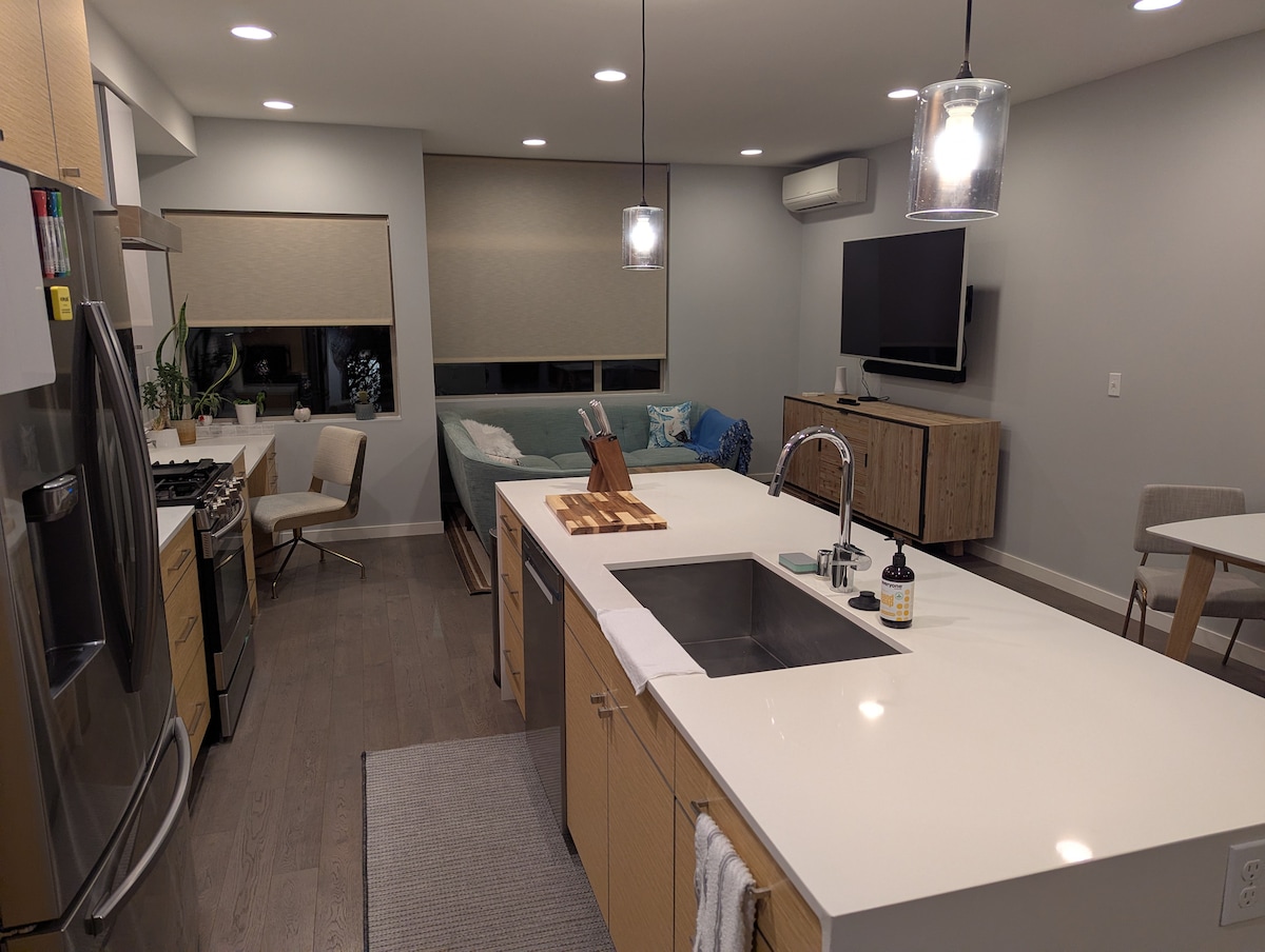 Cozy townhome in central location, rooftop views!