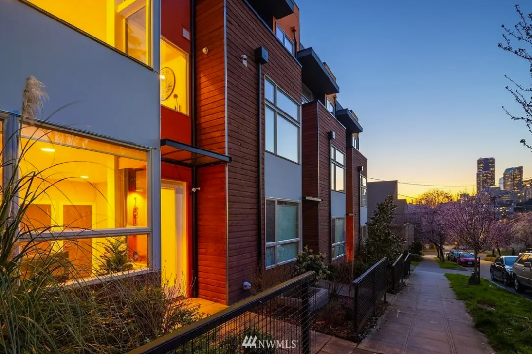 Cozy townhome in central location, rooftop views!