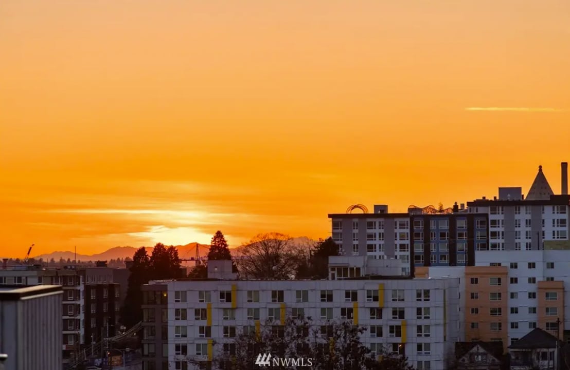 Cozy townhome in central location, rooftop views!