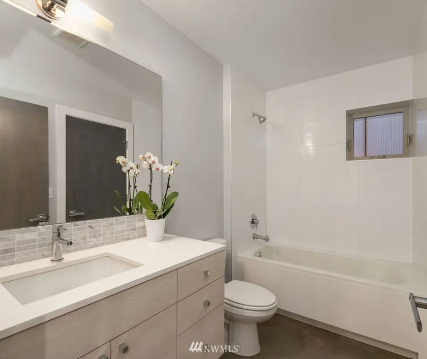 Cozy townhome in central location, rooftop views!
