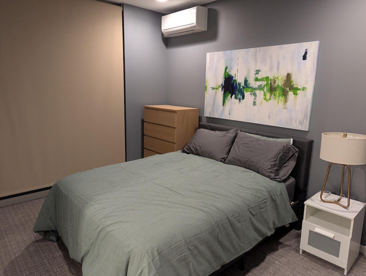 Cozy townhome in central location, rooftop views!