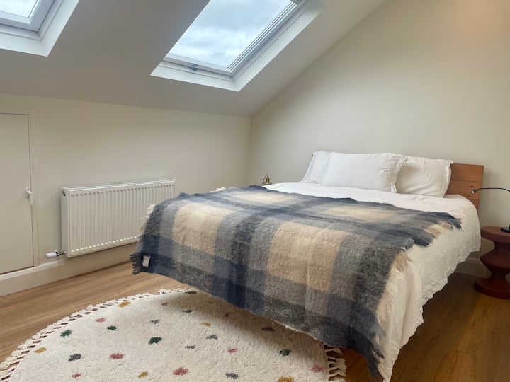 מתאים ל -2 אנשים 

ניתן להוסיף מיטת קמפינג לפי בקשה כדי להפוך אותו לשלישייה 