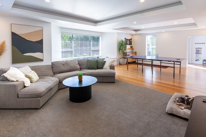 Spacious 6br Family Home + Double Garage - New Zealand