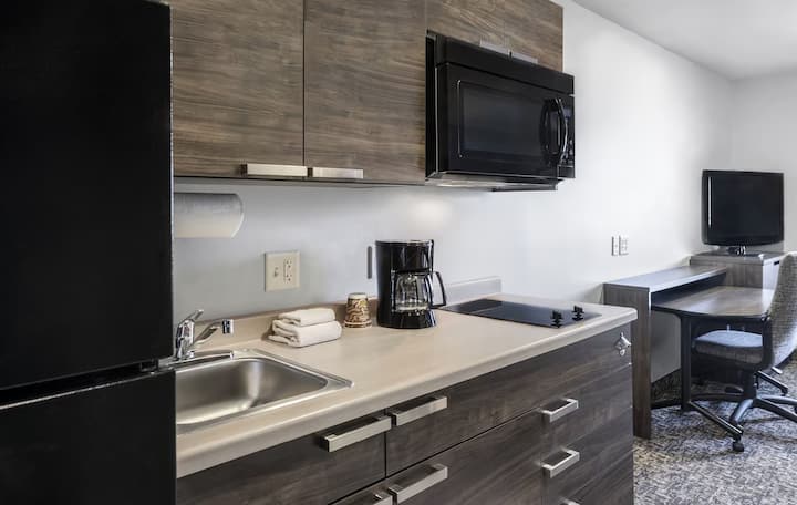 Enjoy Midland Comfort W/ Kitchen + Free Parking - Midland, TX