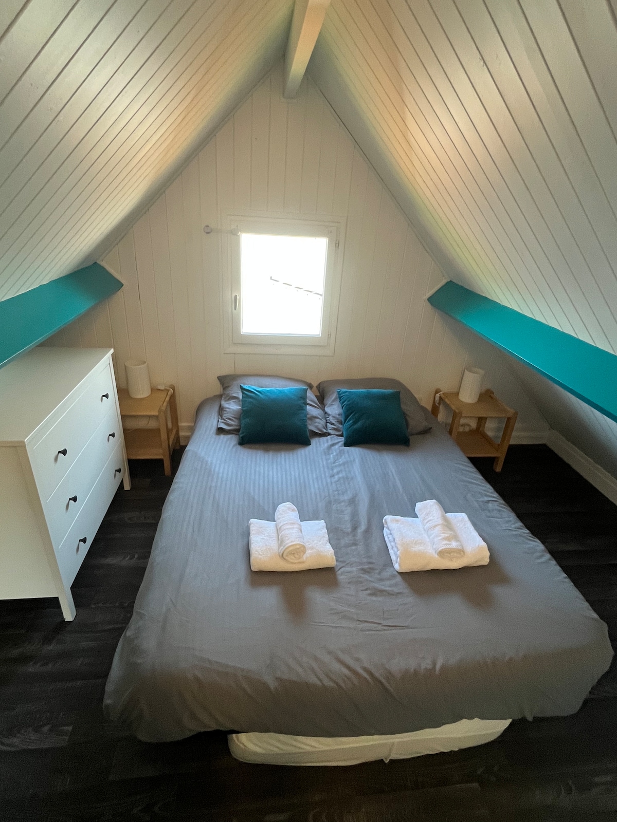 חדר השינה השני נמצא למעלה עם ריהוט אחסון לבגדים ולחפצים שלכם 