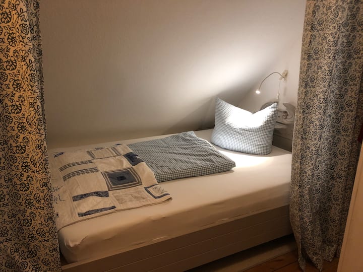 Креветот со димензии 140 x 200 см изгледа како ниша