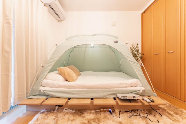 В стаята има палатка, проектор и екран.
Можете да се насладите на специален престой в атмосфера като къмпинг и театър на открито.
В стаята има палатка, проектор и екран, създаващи уютна атмосфера като къмпинг и театър на открито. Насладете се на специален и неповторим престой.