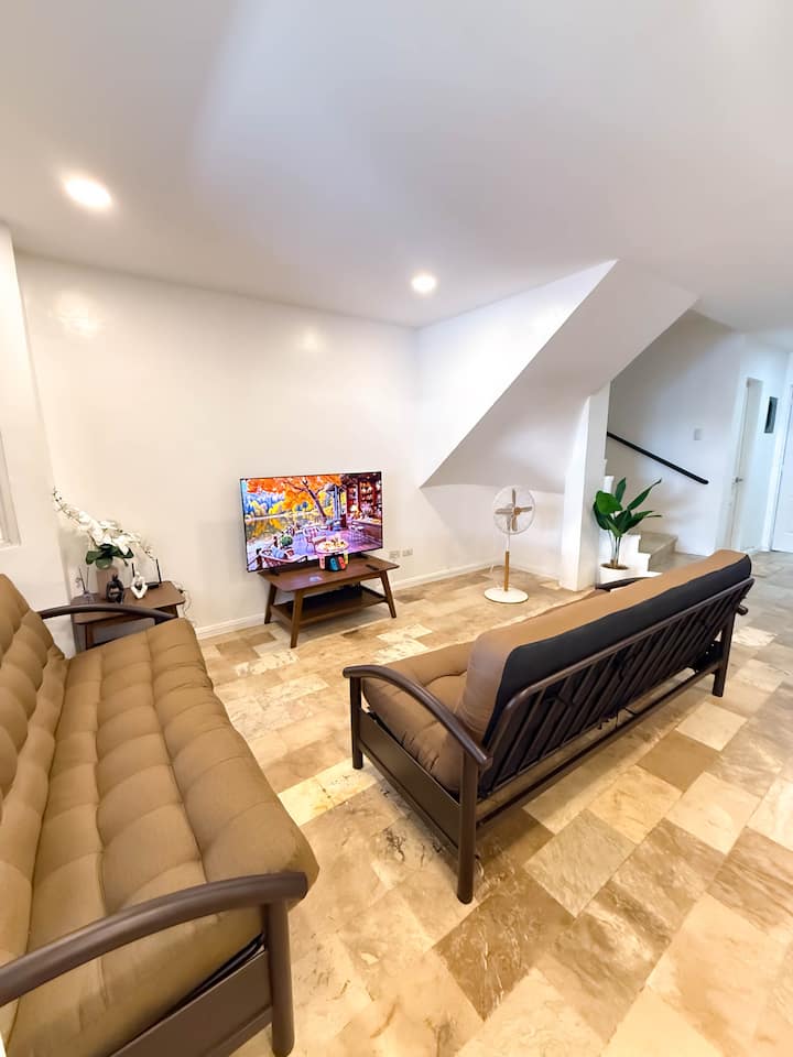 סלון בקומה הראשונה