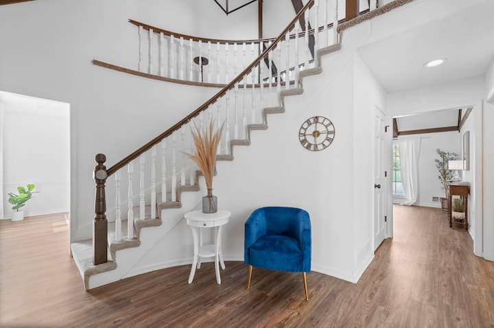 Blue Springs Tudor Retreat ~Pool Hot Tub Game Room - インディペンデンス, MO